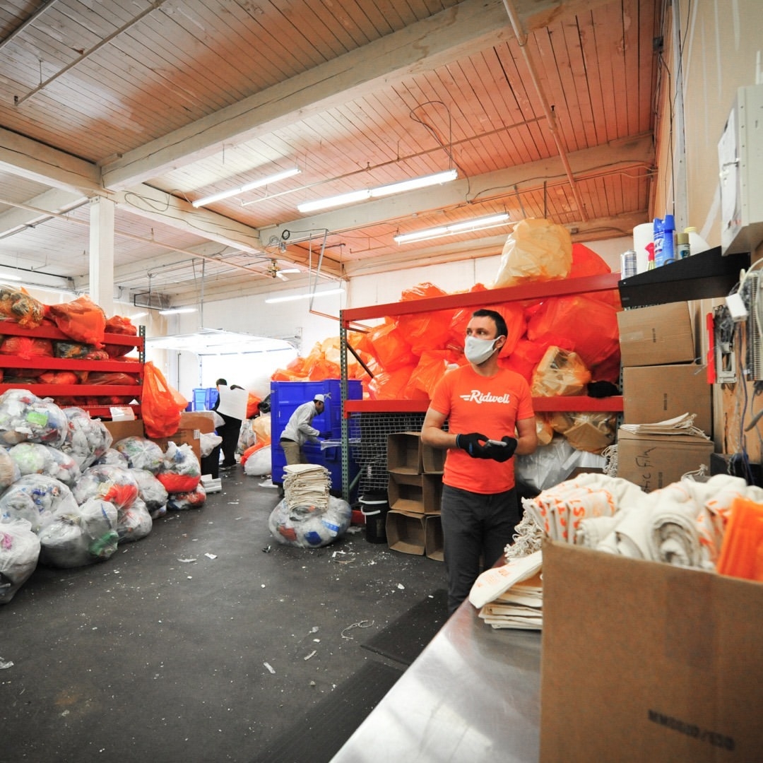 除了進行回收，Ridwell也會進行廢物再利用，將客戶家中多餘且可重複使用的物品提供給合作的非營利組織，再轉交給需要的人。