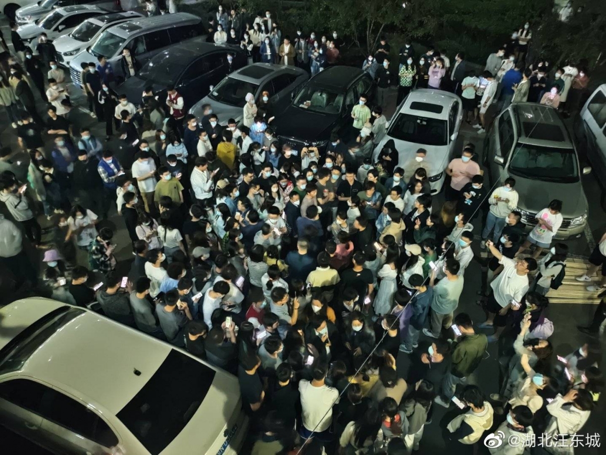 由於不滿校方無預警建起隔墻,大批北大生15日晚上展開集會抗議。