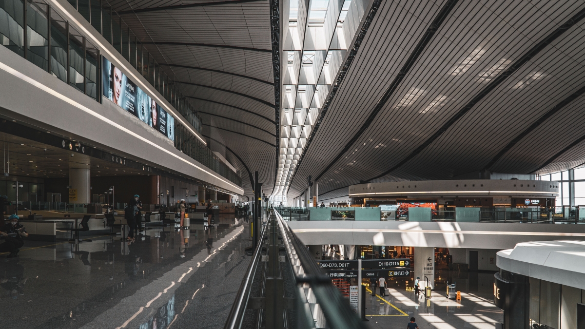 通常也只在查到當事人有雙重國籍，或名列法律規定的限制出境名單時，才會註銷當事人護照。