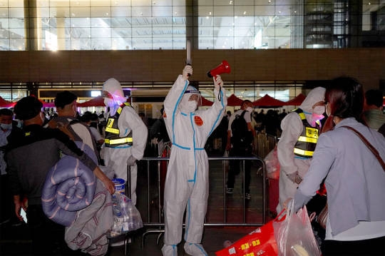 為了解決大量旅客滯留情況，當局已採取相應的應對措施，包括引導客流、展開巡查以及進行安置等等。