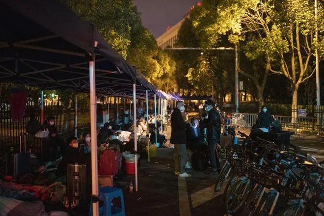 根據當局估計，目前每日平均滯留虹橋站内外的旅客數量達2000人次上下。