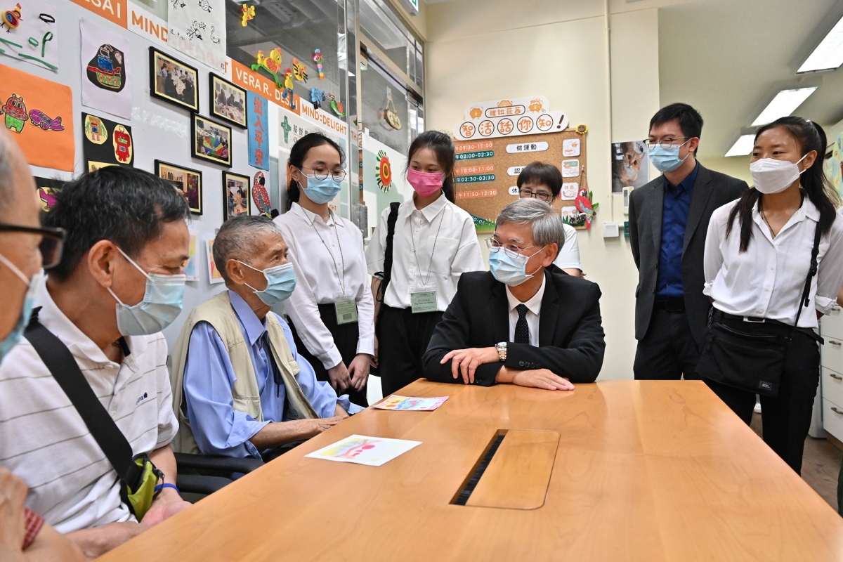 勞工及福利局局長羅致光認為每年一檢有難度。