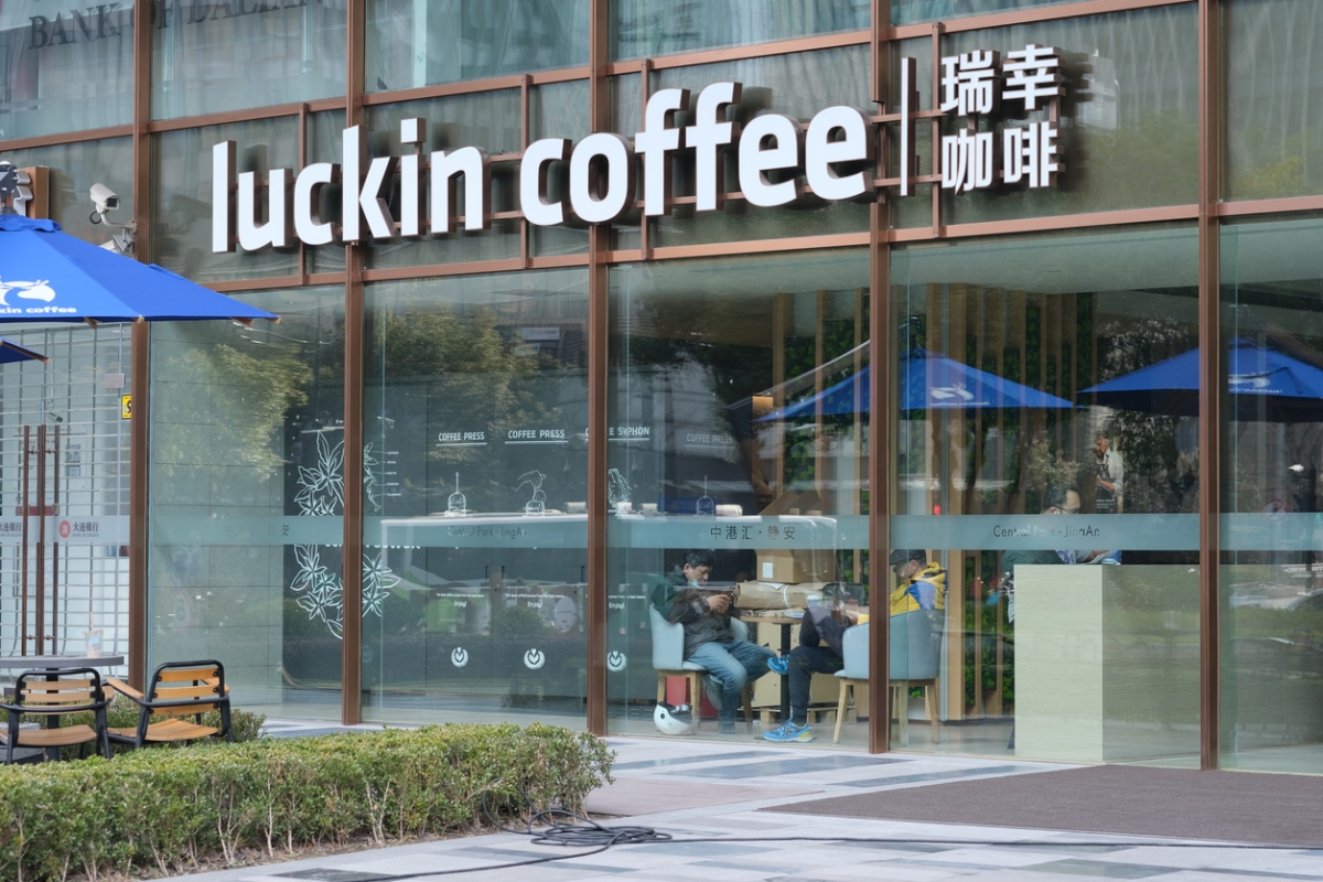 數據顯示,若包括特許經銷商在內,李寧在中國共有7137家門店,門店數量比本土咖啡品牌瑞幸咖啡以及星巴克都來得多。