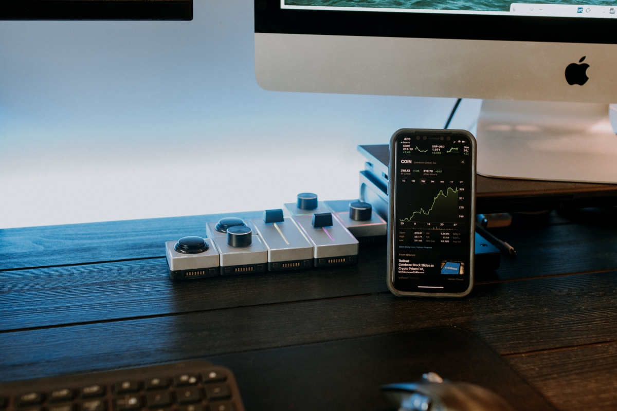 Coinbase股價比52周高位累計下跌85%。