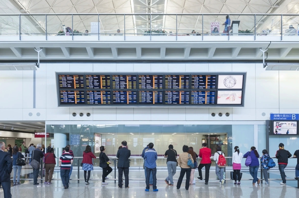 不少本地和國際媒體解釋為內地居民來港避疫，或商務訪客重臨，但細看數據會發現這樣的解釋站不住腳。