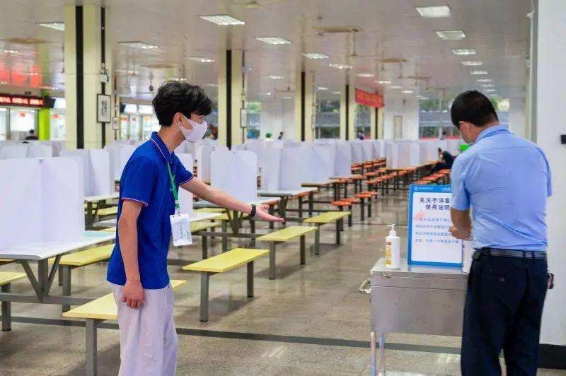 在疫情和封控下,內地餐飲業受到打擊。