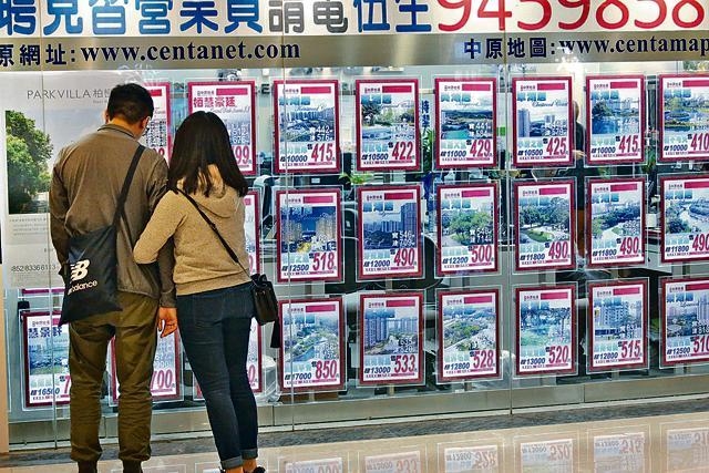 至於「Full Pay」資金來源,結果顯示82%公開市場首置買家是使用個人儲蓄,亦有45%是依靠父母資助。