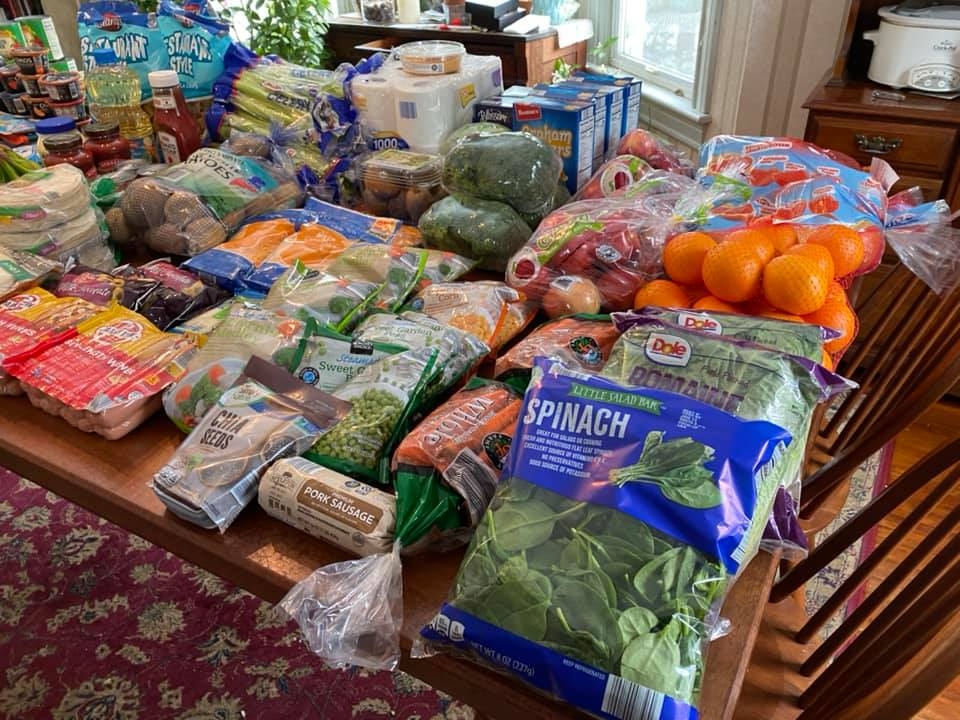 為了節省開支,這對夫婦每次都會購買打折商品、以批發的方式大量購買低價商品或是直接和供應商採購等等。