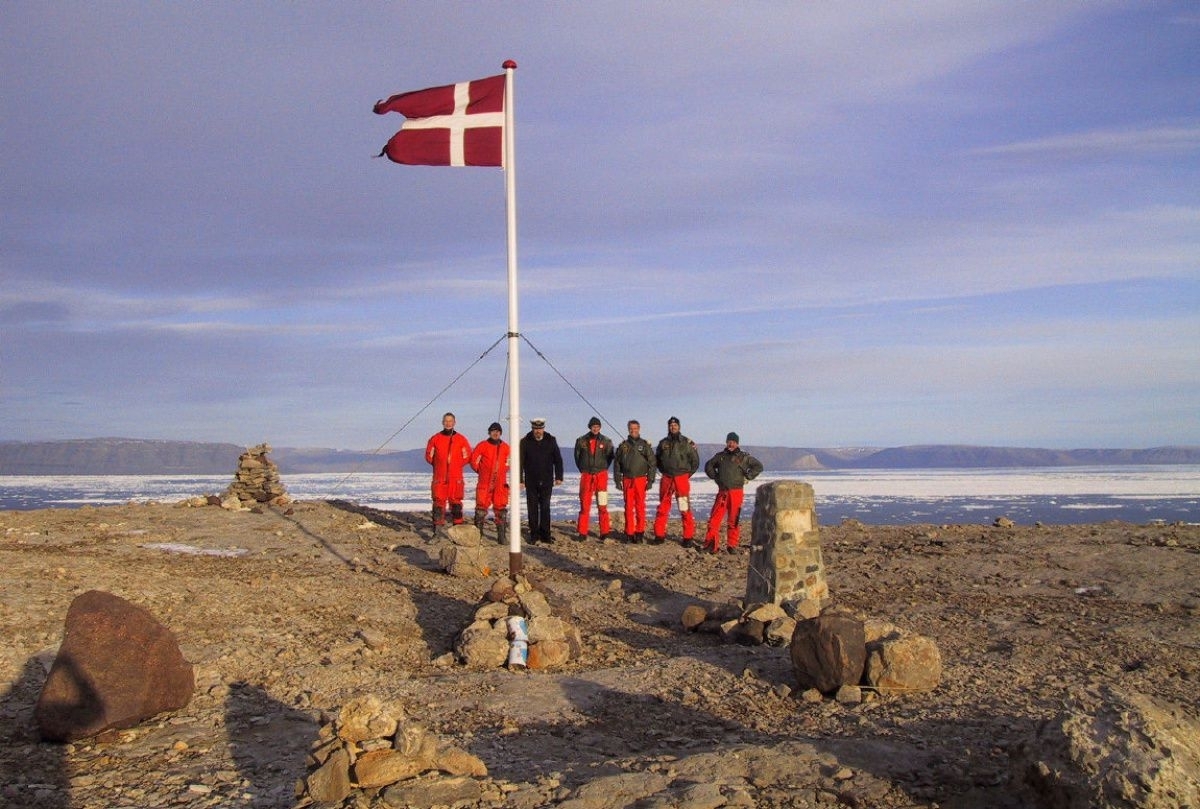 在過去數十年來,兩國官方不時就會到漢斯島上升旗,一來一往地取走對方帶來的酒水,並以自己國家的烈酒取代,還會象徵性地附上一些滑稽的字條。