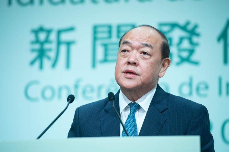澳門特首賀一誠在記者會上表示,「疫情仍在可控之中,有信心儘快恢復秩序」;又批評稱「與病毒共存」會對澳門恢復經濟帶來影響。
