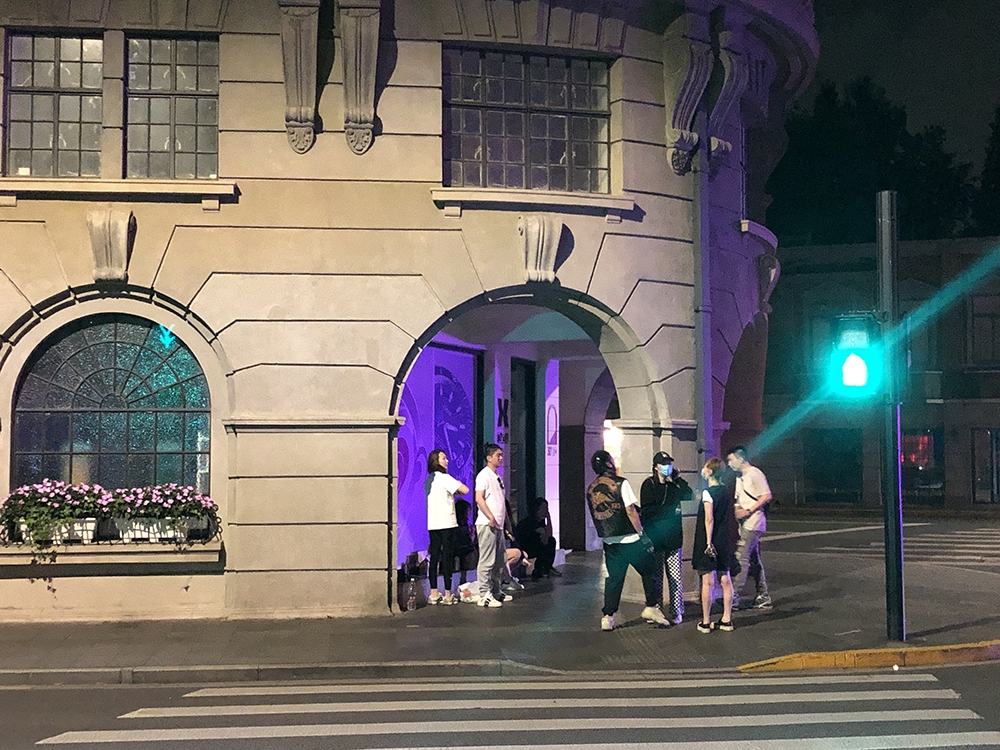 在「足不出戶」超過兩個月後，上海市民終於在今日（1日）迎來解封，不少人在1日零時前就已聚集在各處準備慶祝。