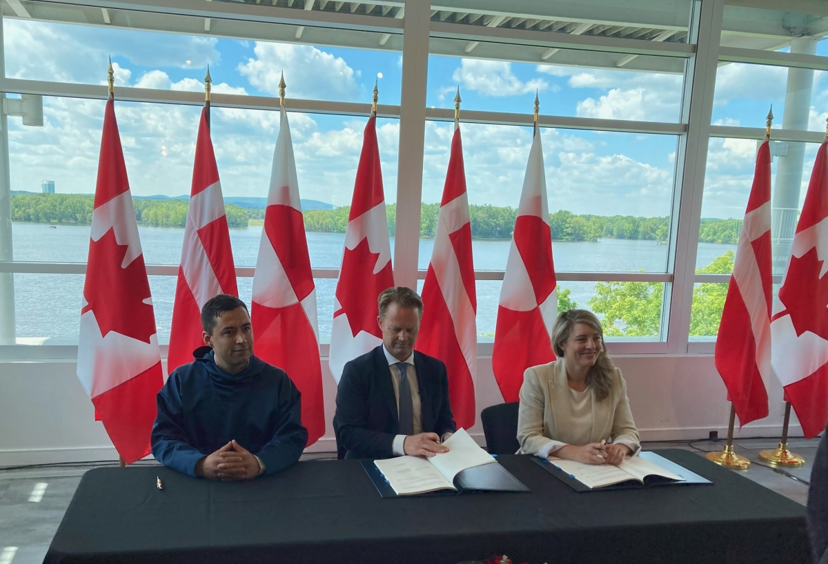 本月14日,丹麥與加拿大政府簽署陸地邊界協議,決定將漢斯島一分為二,終結這場長達數十年的「威士忌戰爭」。