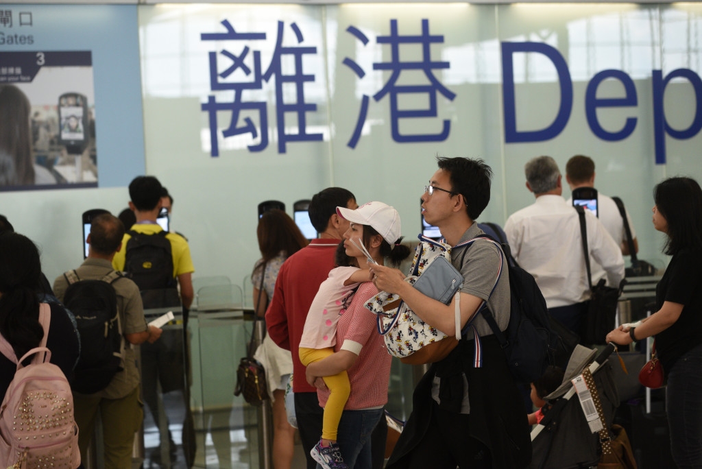 在近年港人移民潮之下，稅局稱2020/21年度處理3.1萬宗「離港清稅」個案，2021/22年度則增80%，達5.6萬宗。