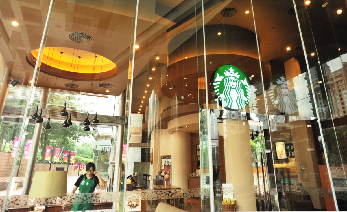 出於安全考量，星巴克考慮採取更強硬的政策，並考慮限制非消費者進店人數。