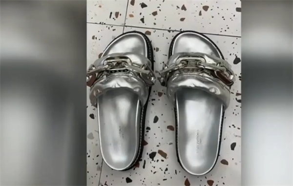 內地女子季女士表示,今年4月在杭州萬象城的Louis Vuitton買了一對平底涼鞋,結果穿了不夠一星期,鞋內與腳跟接觸部份就褪色。