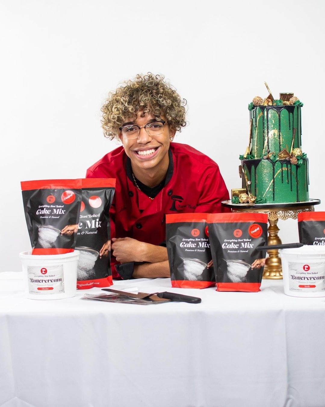 Justin Ellen自年幼開始就與母親和祖母學習烘焙，到了14歲時更是受到YouTube蛋糕教程影片啓發，開啓了創作蛋糕的旅程。