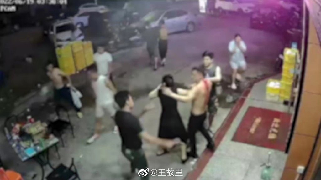 内媒指，有關餐館店主在發現有5名男性正對一名女性施暴後便立即上前勸阻，但反而遭到對方攻擊，打得渾身是血。