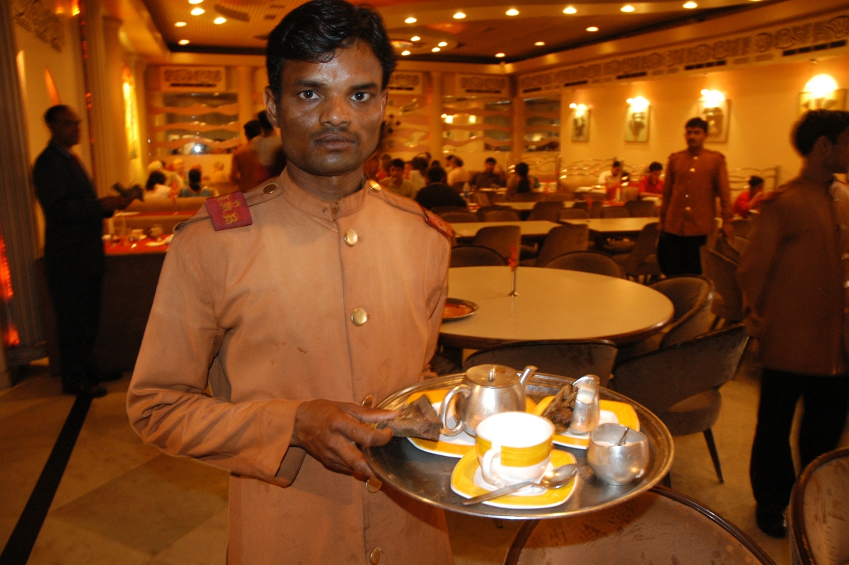 印度聯邦消費者事務部4日對此發佈新規，下令酒店和餐廳禁止「預先或自動」將服務費加進帳單。