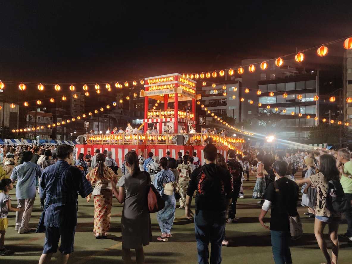 「B站」舉辦的南京夏日祭在輿論壓力下已被緊急喊停,並將已售門票全數退款,惟官方取消活動的理由為「天氣和安全因素」。
