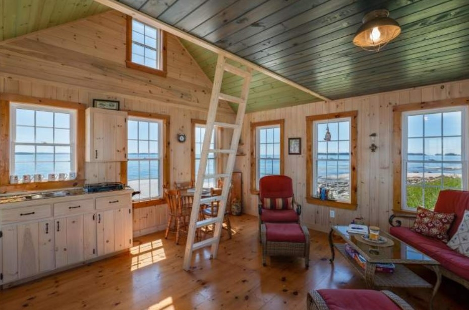 島上設有一個面積540呎的古雅小屋，可一覽無遺地欣賞周邊水域的景色，最多可容納4人過夜。