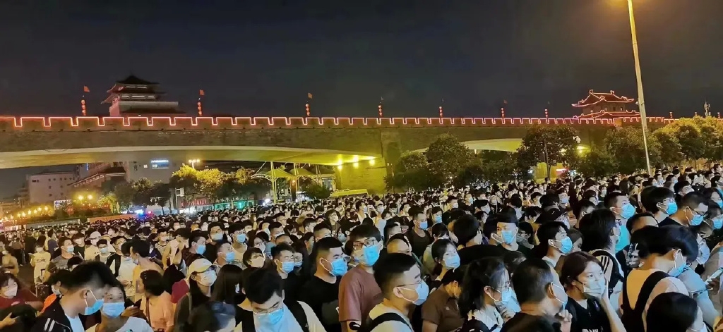 似乎是受到去年冬季封城影響，儘管當局表明今次並非封城，仍有大量大學生趕在實施封閉管理措施前返鄉。