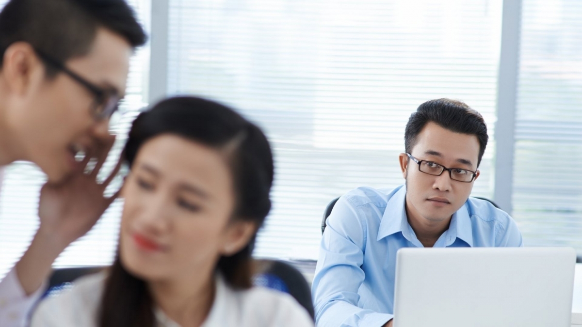 沒營養的八卦毫無建設性可言，完全無助工作，只會令人分神，降低工作效率及生產力，對公司而言可謂百害而無一利