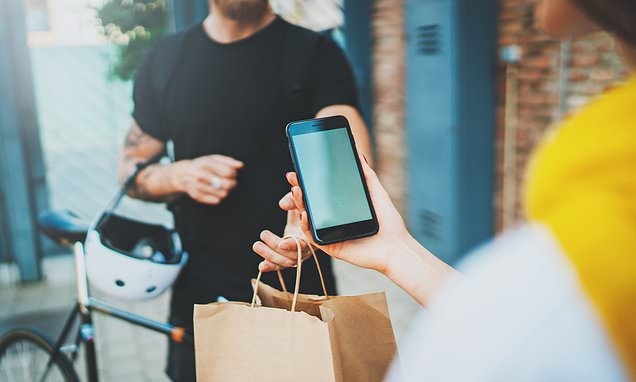 有市民表示,在會籍迎新優惠期內刪除聲稱可免費試用的外賣平台應用程式後,其信用卡帳戶仍繼續被徵收月費。