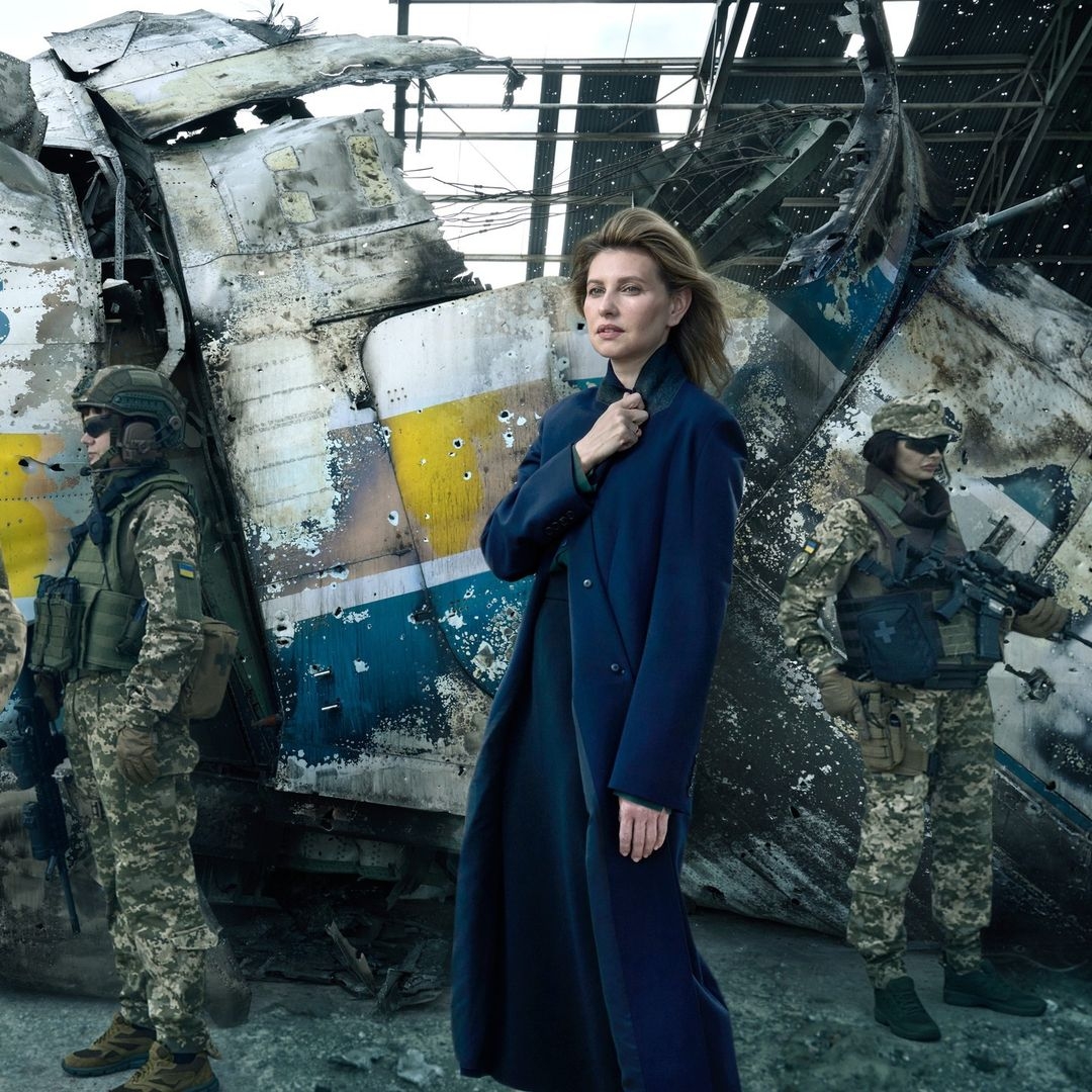 網絡對於這些相片的評論則褒貶不一。有不少網友批評稱在戰爭發生時拍攝這些照片並不適合,有專家則表示這是聰明之舉。