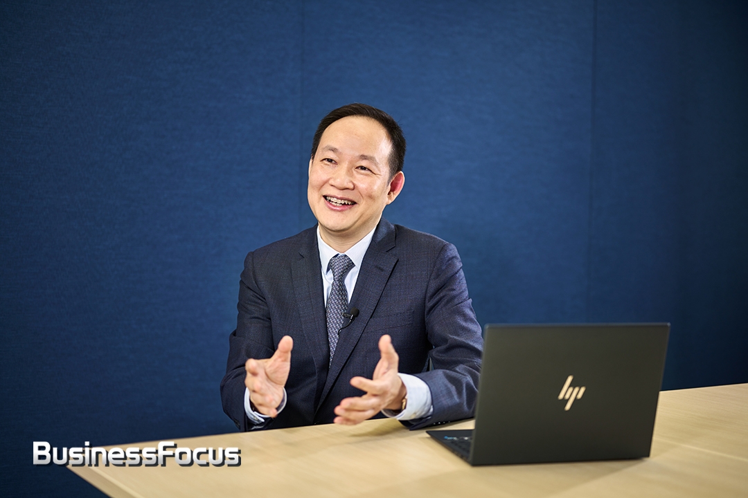 江先生指針對流動辦公模式需要,電腦裝備最緊要輕巧、便攜、高性能、高連接速度。