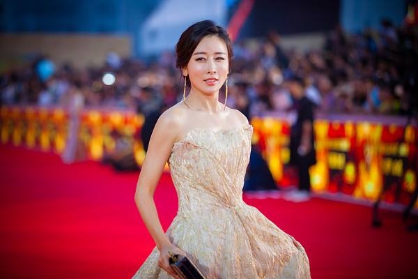 聯交所譴責企展控股董事履歷與事實不符,該董事疑似是內地女星毛俊杰。