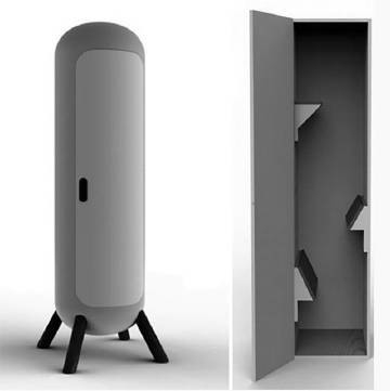 午睡艙外形上看起來就像是個立起來的太空艙，内部則是鋪了軟墊，還有各種能夠承托頭部、臀部和膝蓋的裝置，即使站著睡覺也不會「東倒西歪」。