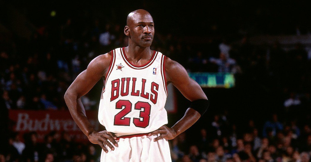 Nike大膽選用當時尚未成名的Michael Jordan作代言人,5年簽約金高達250萬美金(約1962萬港元)。