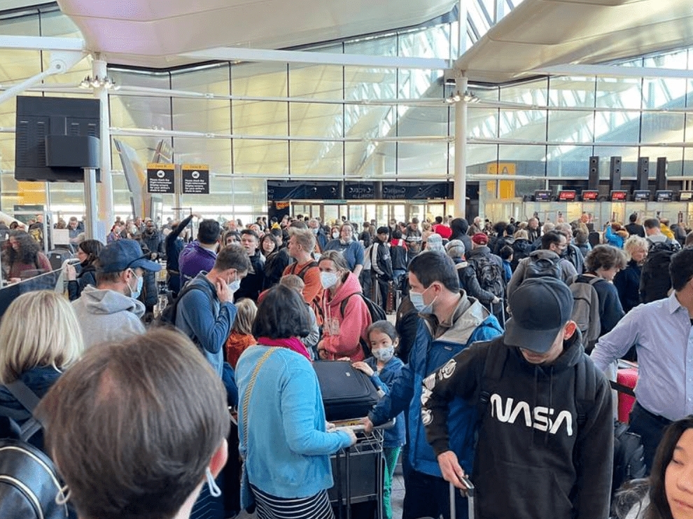 基於機場人手嚴重不足,今年夏季英國多個機場皆出現乘客大排長龍、行李堆積如山和航班被取消的情況。