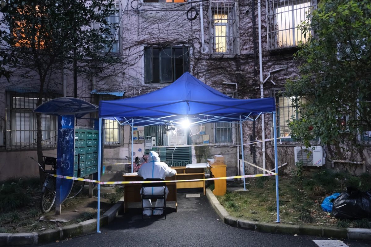 在上海市近日通報出現新冠病毒變種毒株BA.5之際,上海虹口區廣靈居委會及普陀區新湖明珠城居委會11日發佈倡議書呼籲民眾儲備14日物資。