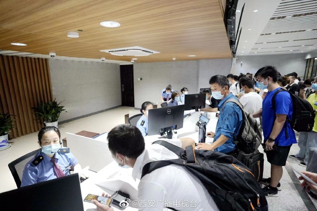 消息一經發布後，西安火車站當晚就湧現大批人潮，不少大學生及外地遊客都紛紛趕在封閉管理之前返鄉和離開西安。