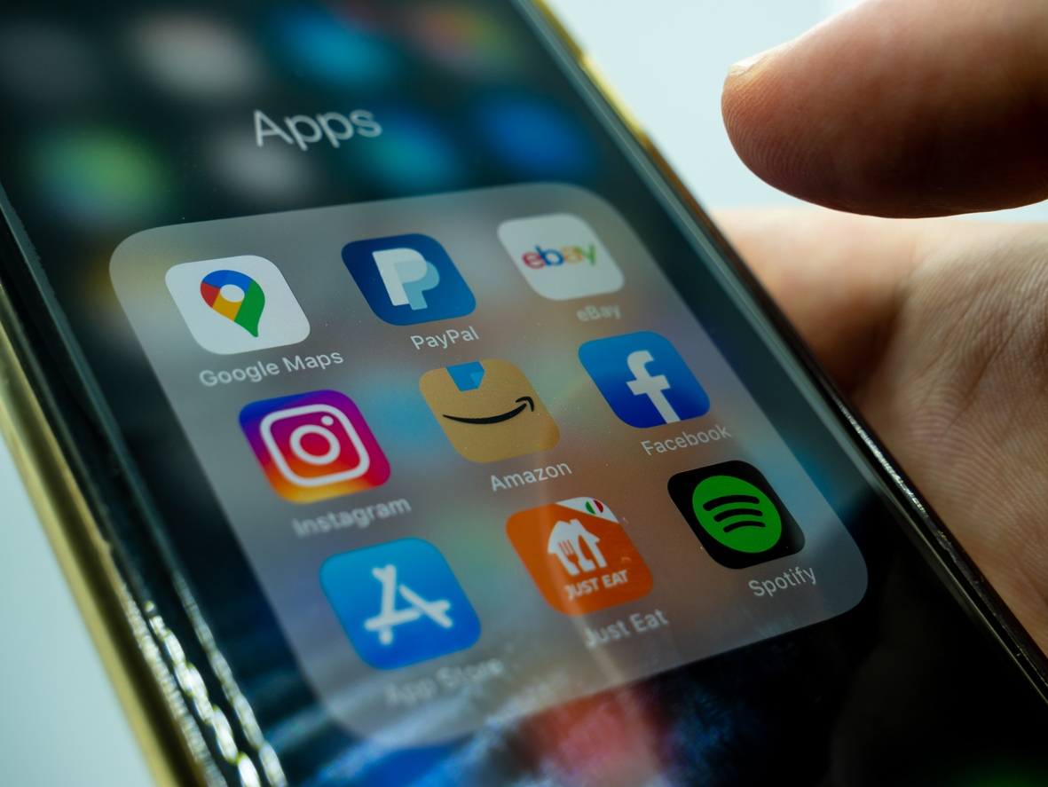 知情人士透露，電商巨頭亞馬遜（Amazon）正在自家應用程式上測試一項新功能，試圖植入類似段影片平台TikTok風格的內容來增加用戶黏著性。