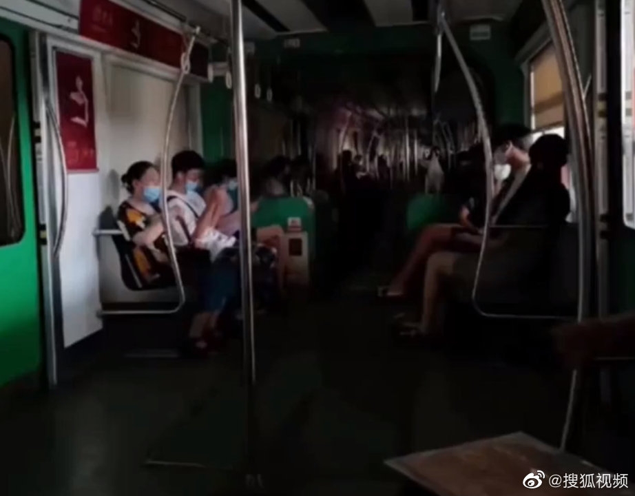 在極端高溫天氣持續籠罩之下,重慶及四川地區早前除了關閉商場及寫字樓等地的部分照明和空調,最近連地鐵也實施限電措施。