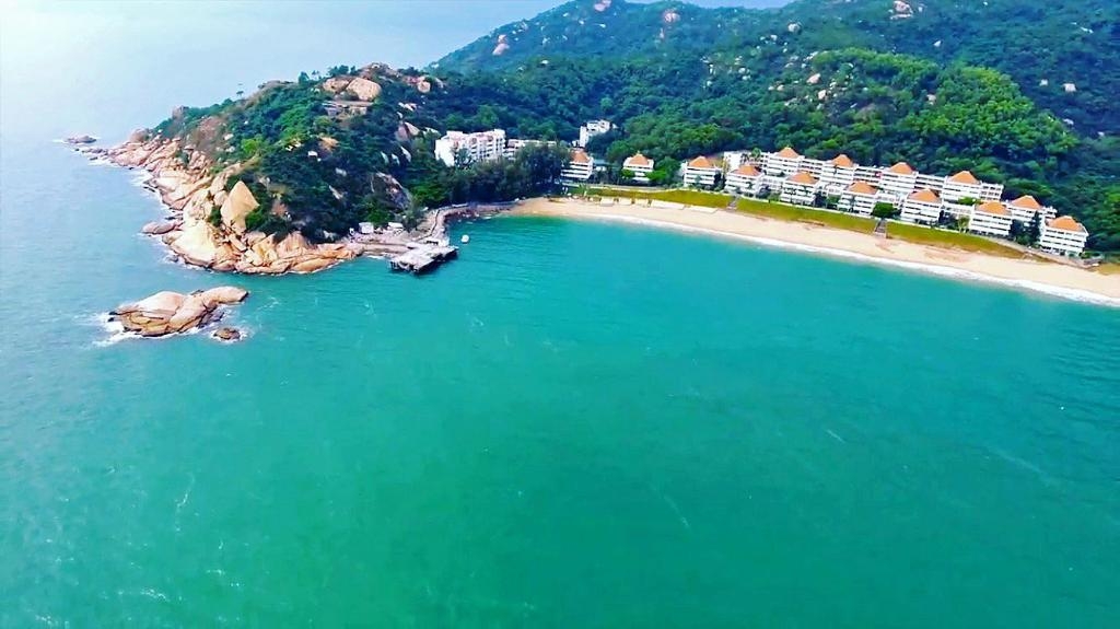 屋苑面前的二浪灣幾乎就是私人沙灘。