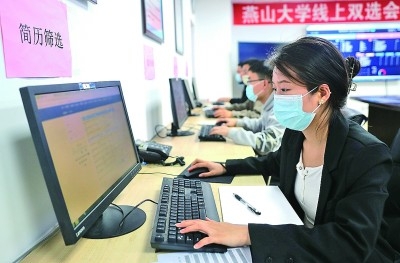 上述數據公開後普遍引起內地網友的負面反應,有人批評當局將失業率高問題怪在年輕人身上「以前鼓勵人往高處走,現在怪你期望太高」。