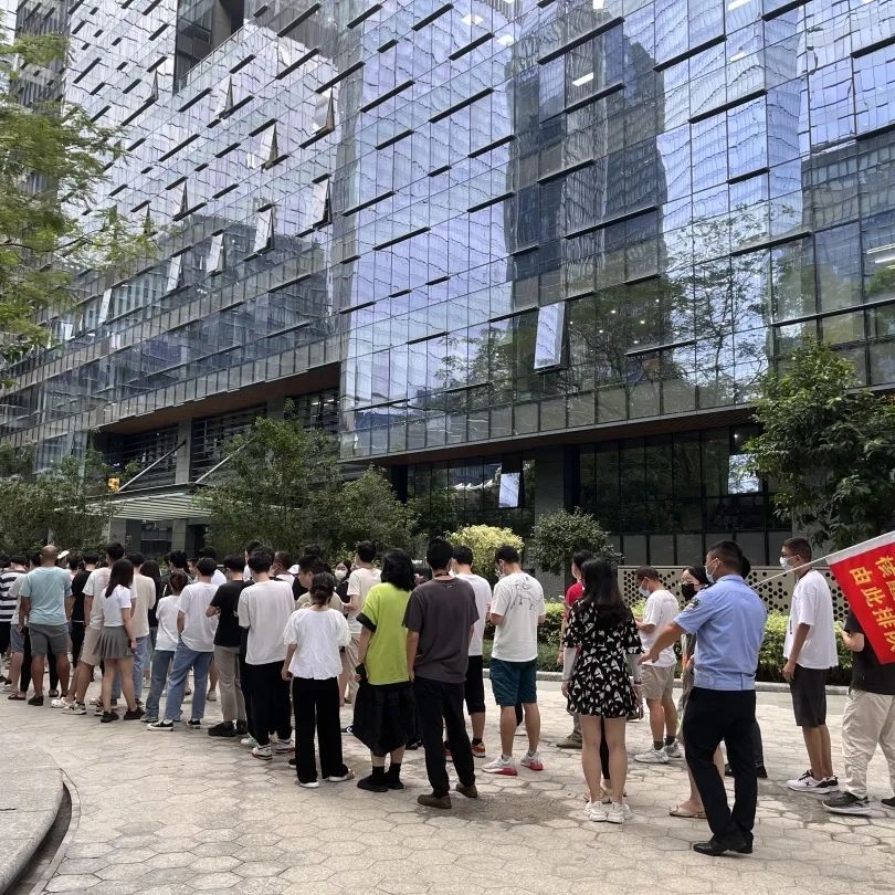 科興科學園當日下午湧現大批排隊做核酸檢測的人潮,相關話題也登上微博熱搜,引發巨大輿論。