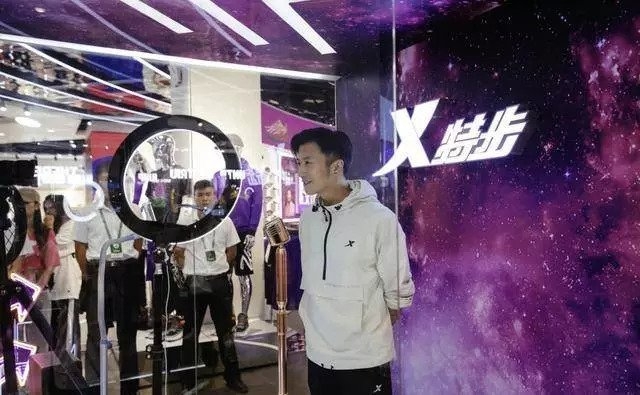 謝霆鋒是特步的代言人兼股東。