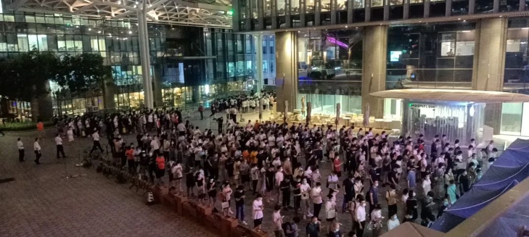 南山科興科學園微信公眾號發佈的文章顯示,當日晚上8時仍有不少員工正排隊做核酸。