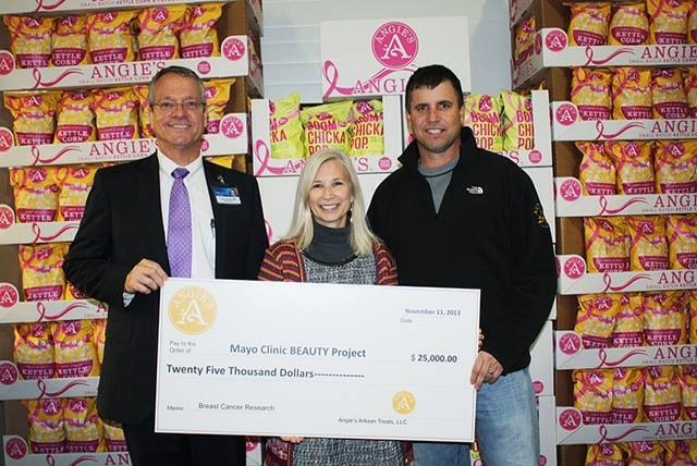 2013年，Angie夫婦將限量包裝的爆米花銷量捐給當地診所用於乳癌研究。