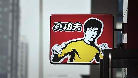 有內地記者發現，真功夫所使用的形象圖標已有更改，不僅不再是以往神似李小龍的形象，且動作也有細微變化。