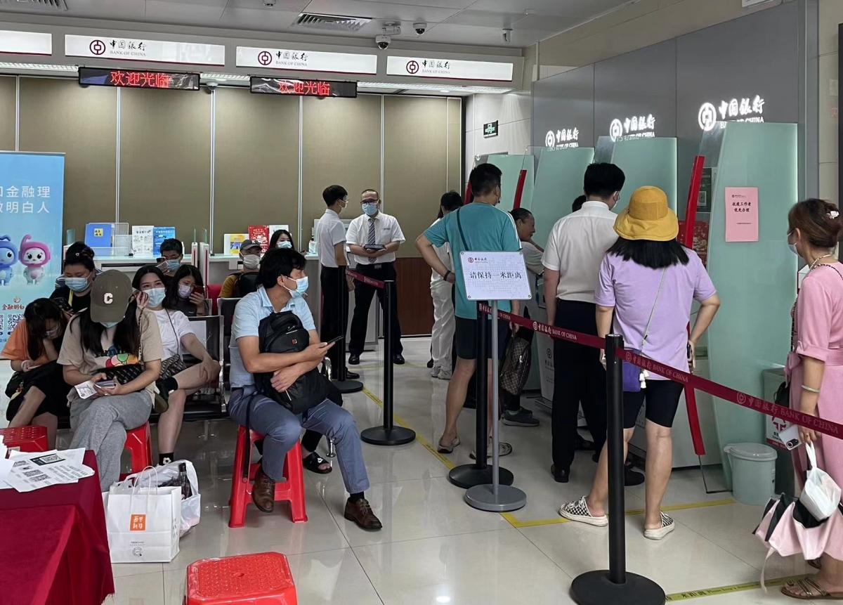 儘管中國銀行深圳地區的多家支行告知儲戶可到該行營業網點或通過微信小程序「中銀在家」處理銀行卡使用異常問題,但實際上仍無法解決。