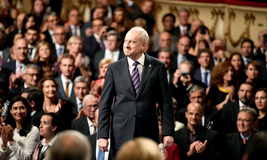 《成功的反思》英文書名是The Tyranny of Merit，作者是《正義：一場思辨之旅》的哈佛教授 Michael J. Sandel。