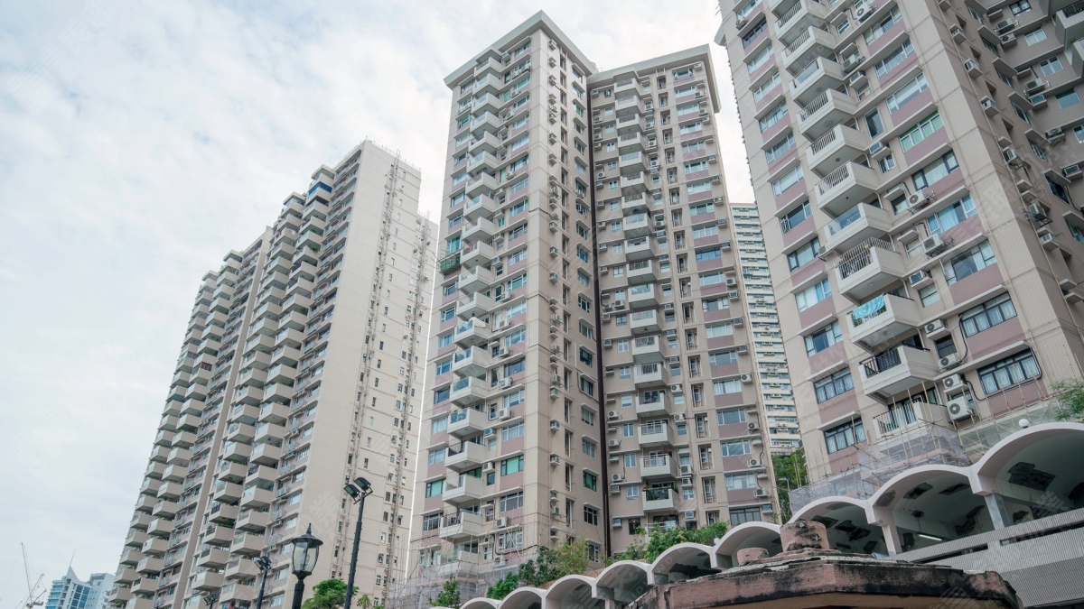 碧瑤灣以老牌豪宅屋苑見稱, 吸引不少高官名人聚居,如前食物及衞生局局長陳肇始、藝人甄子丹、方力申及梁洛施等。