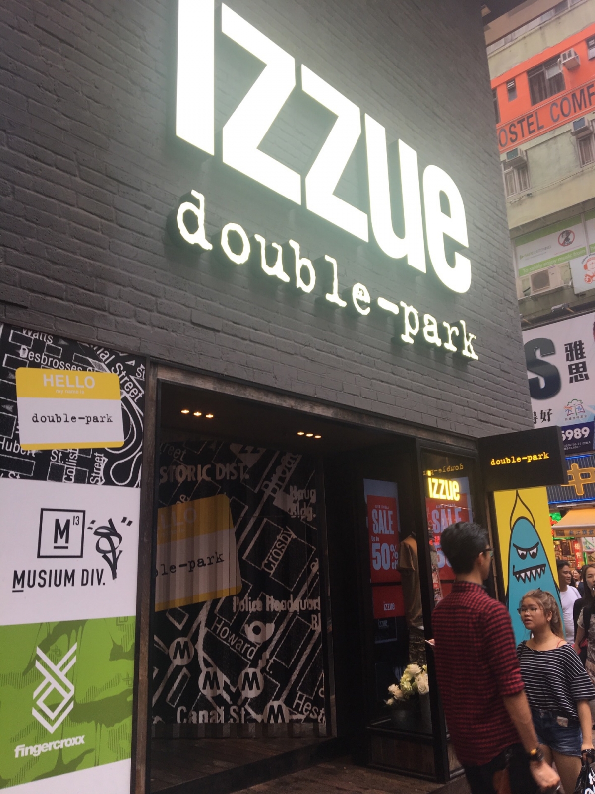 旺角區內多個屹立多年的連鎖品牌亦先後撤出，包括本地服裝品牌I.T旗下izzue。