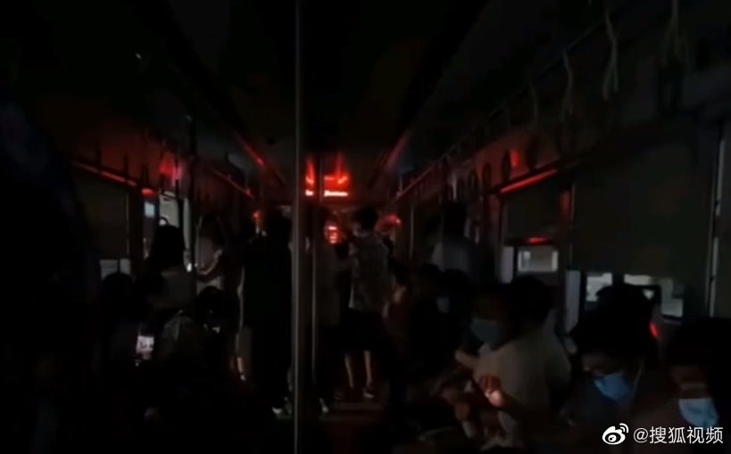 有部分網友也表示支持地鐵關閉照明系統,認為只要不關閉空調或是保留關鍵指示和樓梯主道燈光就行了。