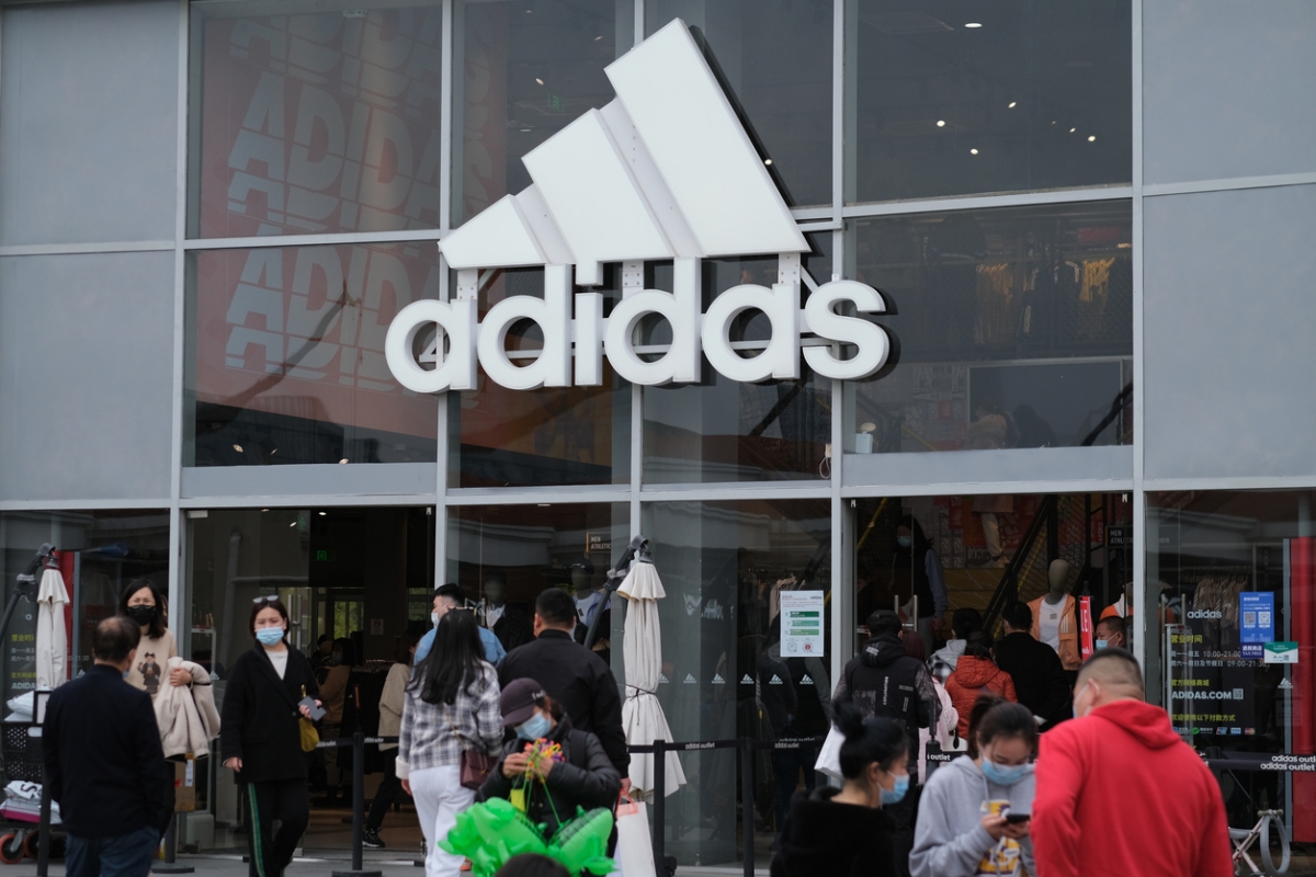 Adidas現時預計大中華區業務銷售額將在2022年餘下期間錄得兩位數的降幅。